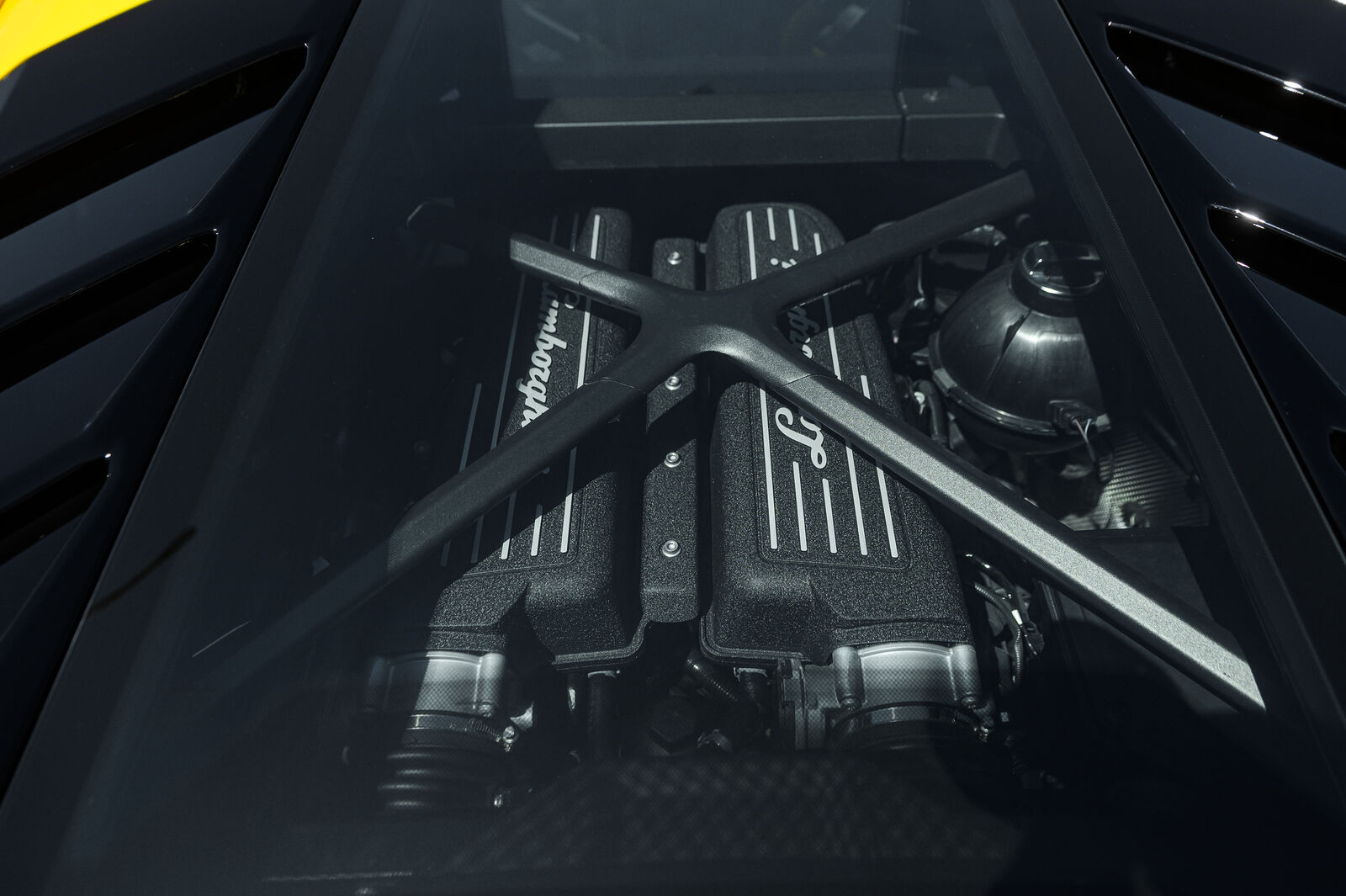 Атмосферний 5.2 L V10 крізь заднє скло моторного відсіку