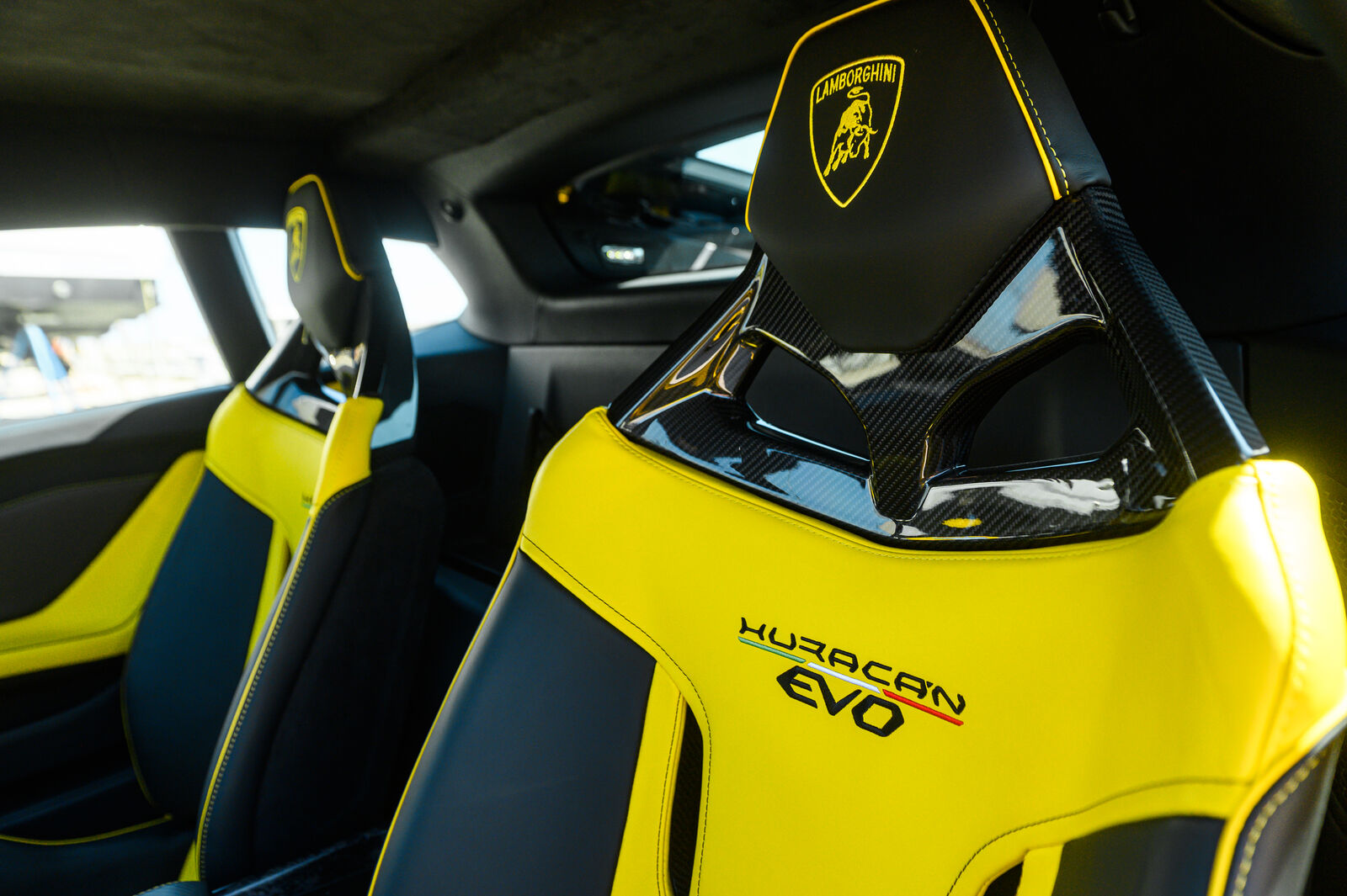 Карбонові ковші HURACÁN EVO з жовтими акцентами
