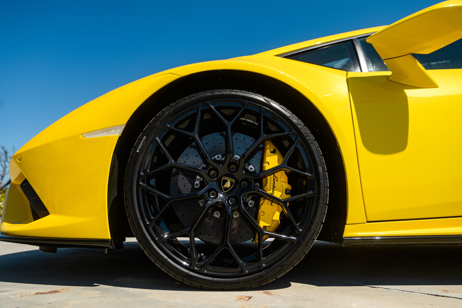 Переднє колесо Forged Narvi із шиною Pirelli P Zero та жовтим супортом